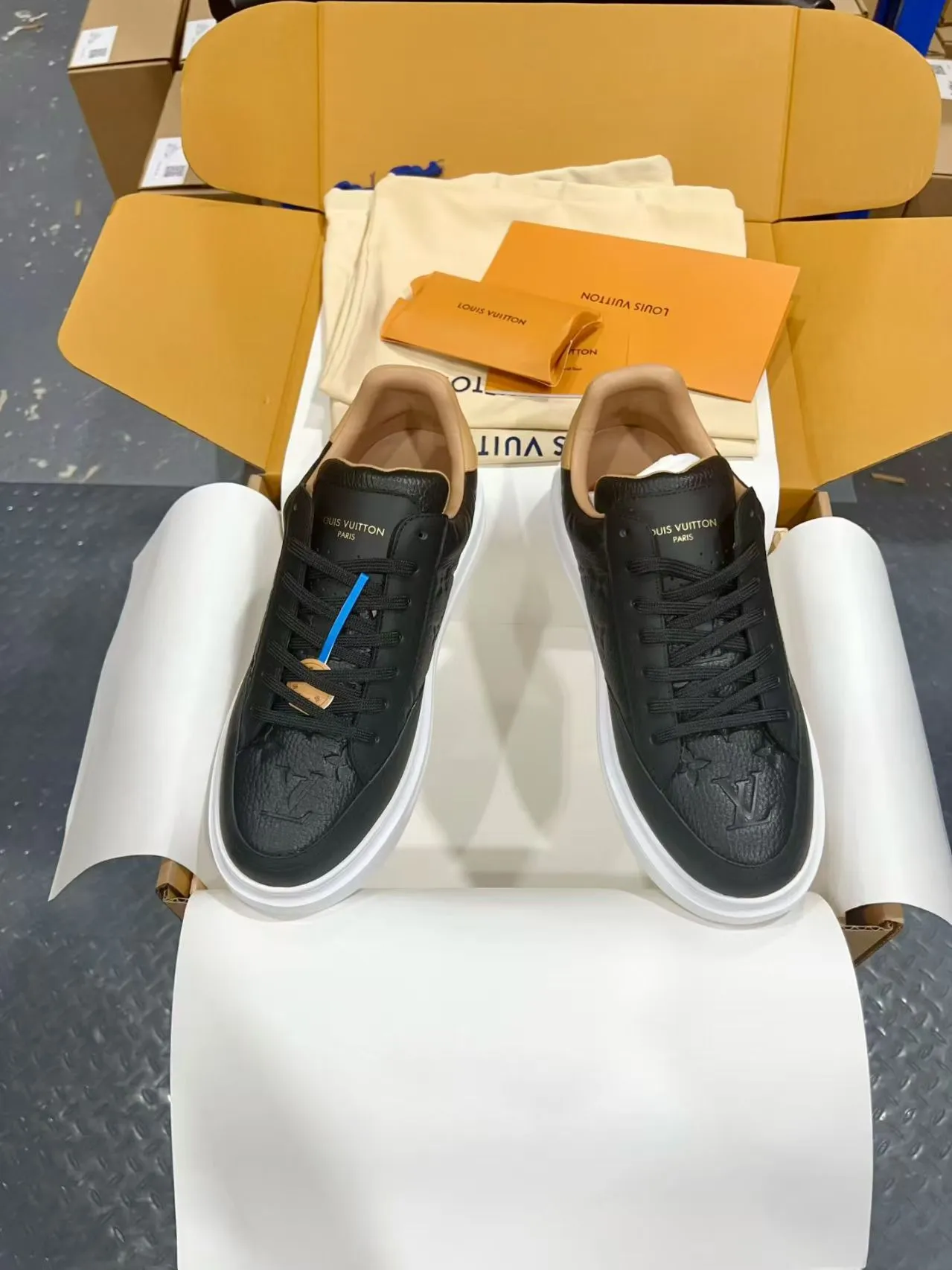 👟👟Ex-factory price 640👟👟 Vuitton Louis Vuitton Beⅴerly Hⅰll men's casual sports shoes white shoes —————————— Good looks and handsome feet, every color is huge and beautiful! A must-have item for fashionistas 🛍 Original custom-made embossed grained calfskin (not superfiber leather on the market, everyone needs to distinguish it!) symmetrical old pattern washed denim; all accessories and accessories are customized according to the original 1:1. Even the color matching of the shoelaces is customized 1:1. Original identical private model TPU outsole. Many clever little designs must have the original version to see that they are well done. The quality lies in the details! The original consistent chip tag can be directly entered into the LV official website 😏 Purchasing agent for ceiling level. Full set of Jingmei aircraft box packaging. Please look for our quality‼ ️ Please pay attention to distinguish the currency materials on the market! Code number: 37-45